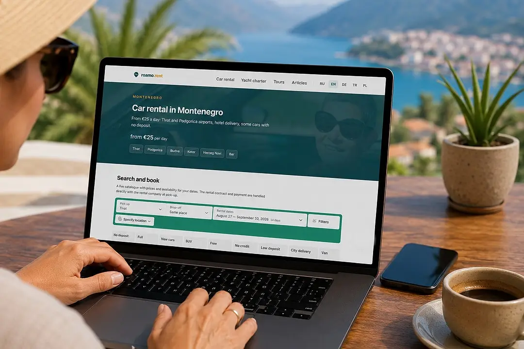Eine Frau bucht am Laptop online ein Auto, dahinter die Bucht von Kotor