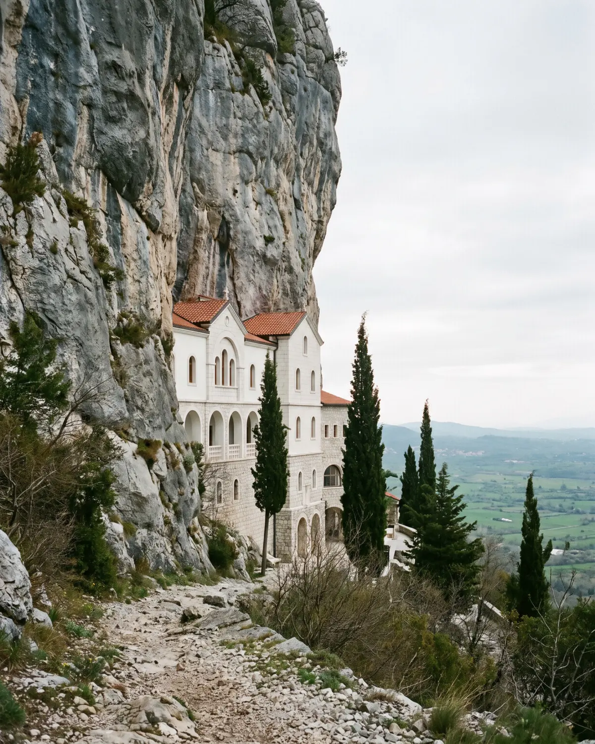 Klasztor Ostrog: cerkiew wykuta w pionowej skale